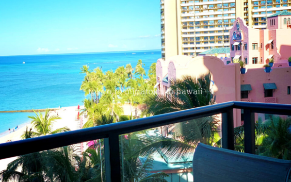 ハワイのアウトリガーワイキキリゾートのクラブ 1 ベッドルームオーシャンフロントスイートの6階からのワイキキビーチの景色