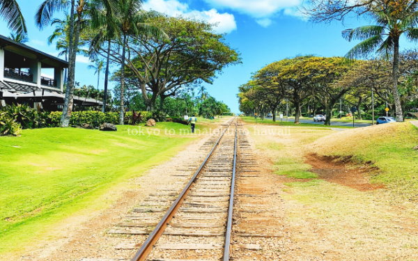 ハワイのコオリナにあるコオリナステーションから見たハワイアンレイルウエイの線路とコオリナゴルフクラブ