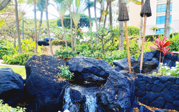ハワイのコオリナにあるマリオットコオリナリゾートの正面玄関入口に流れる滝