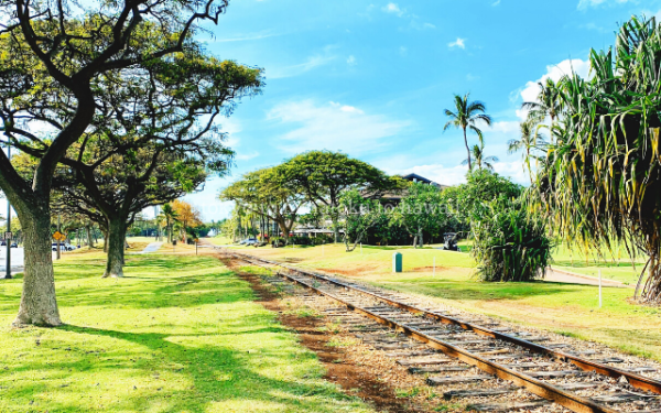 ハワイのコオリナにあるハワイアンレイルウエイの線路とゴルフカート