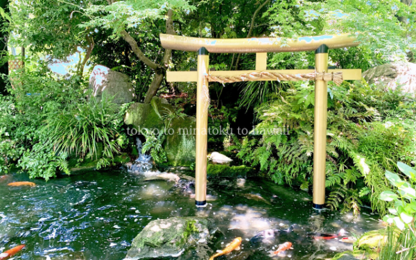 東京都港区の愛宕神社の池と鳥居