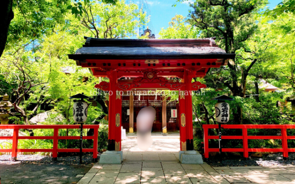 東京都港区の愛宕神社の丹塗りの門