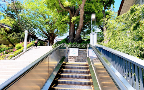 東京都千代田区の日枝神社の赤坂側参道のエスカレーター