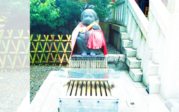 東京都千代田区の日枝神社の本殿前の神猿像
