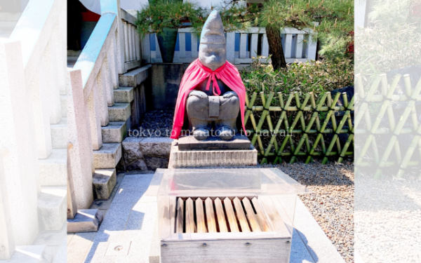 東京都千代田区の日枝神社の本殿前の神猿像
