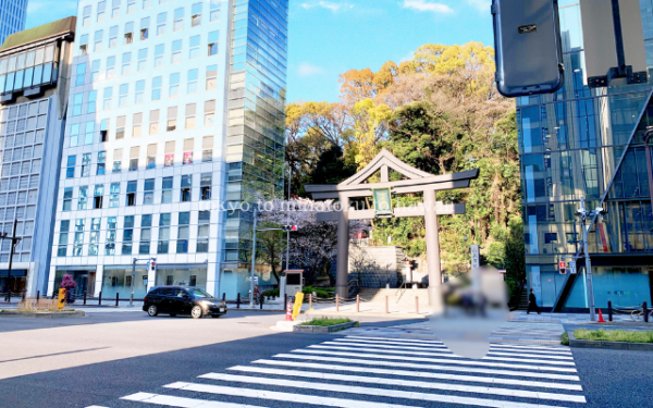 東京都千代田区の日枝神社の西門の山王鳥居と外堀通り