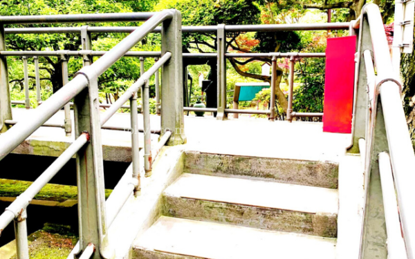 東京都港区赤坂にある乃木公園の旧乃木希典邸を拝見できる通路に上がる階段