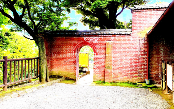 東京都港区赤坂にある乃木公園の旧乃木希典邸の馬小屋の周りの赤レンガの壁