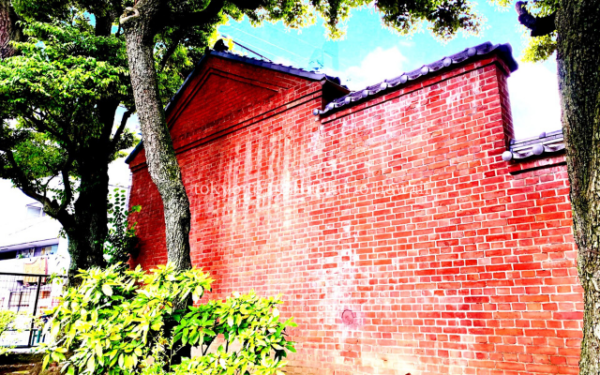東京都港区赤坂にある乃木公園の旧乃木希典邸の馬小屋の赤レンガの外壁