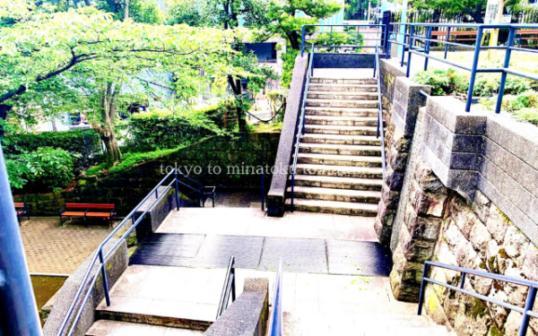 東京都港区赤坂の乃木公園の階段