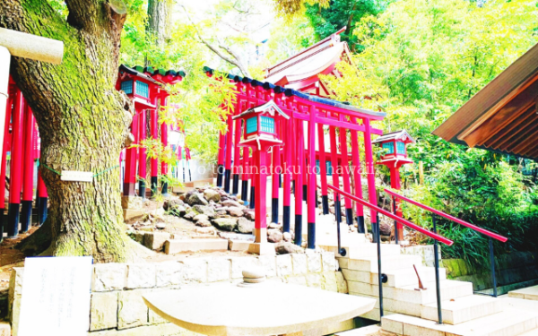 東京都港区赤坂にある乃木神社の赤坂山王稲荷神社の出口