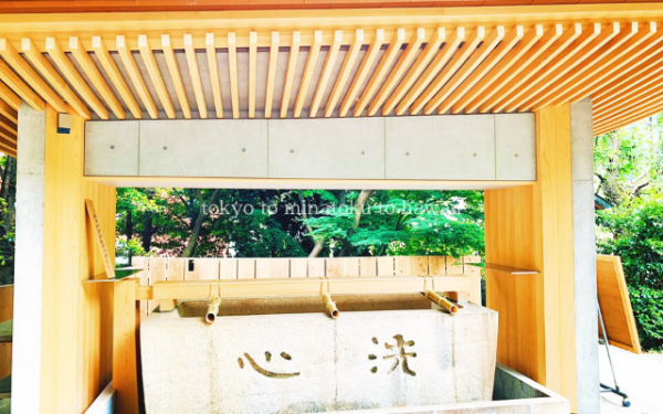 東京都港区赤坂にある乃木神社の自動の手水舎